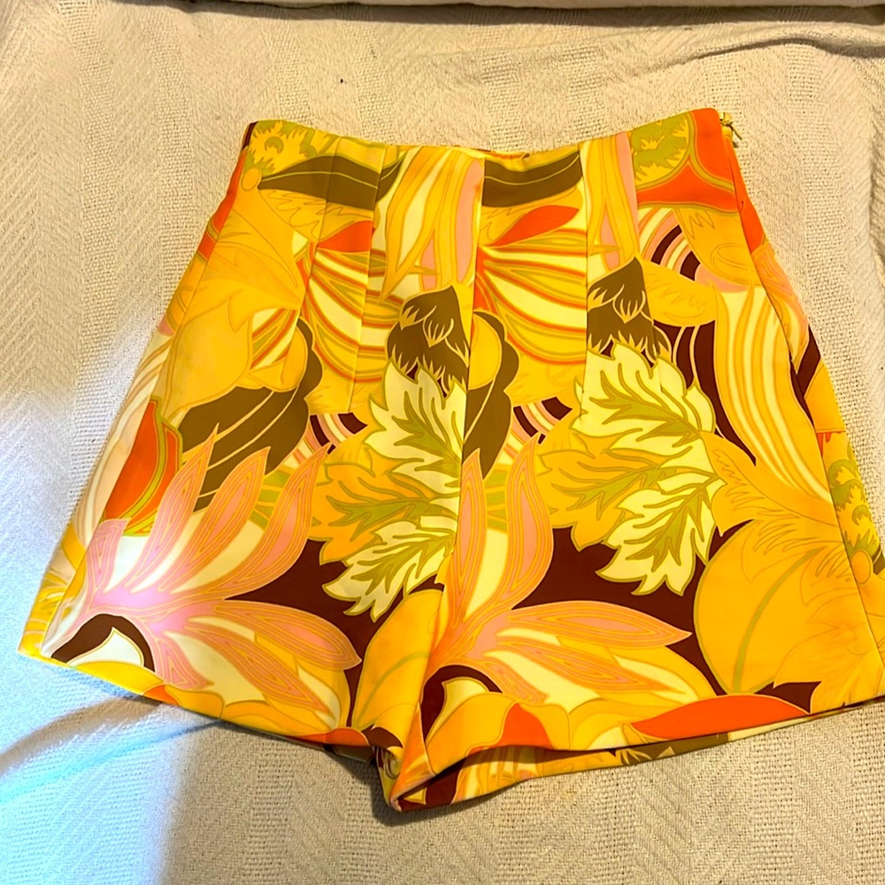 Zara High-Waisted Floral Shorts size XS